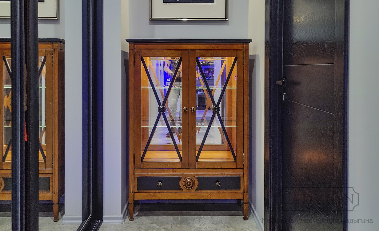 Подсветка деревянной витрины-бара во французском стиле со стеклянными дверками на ножках фото