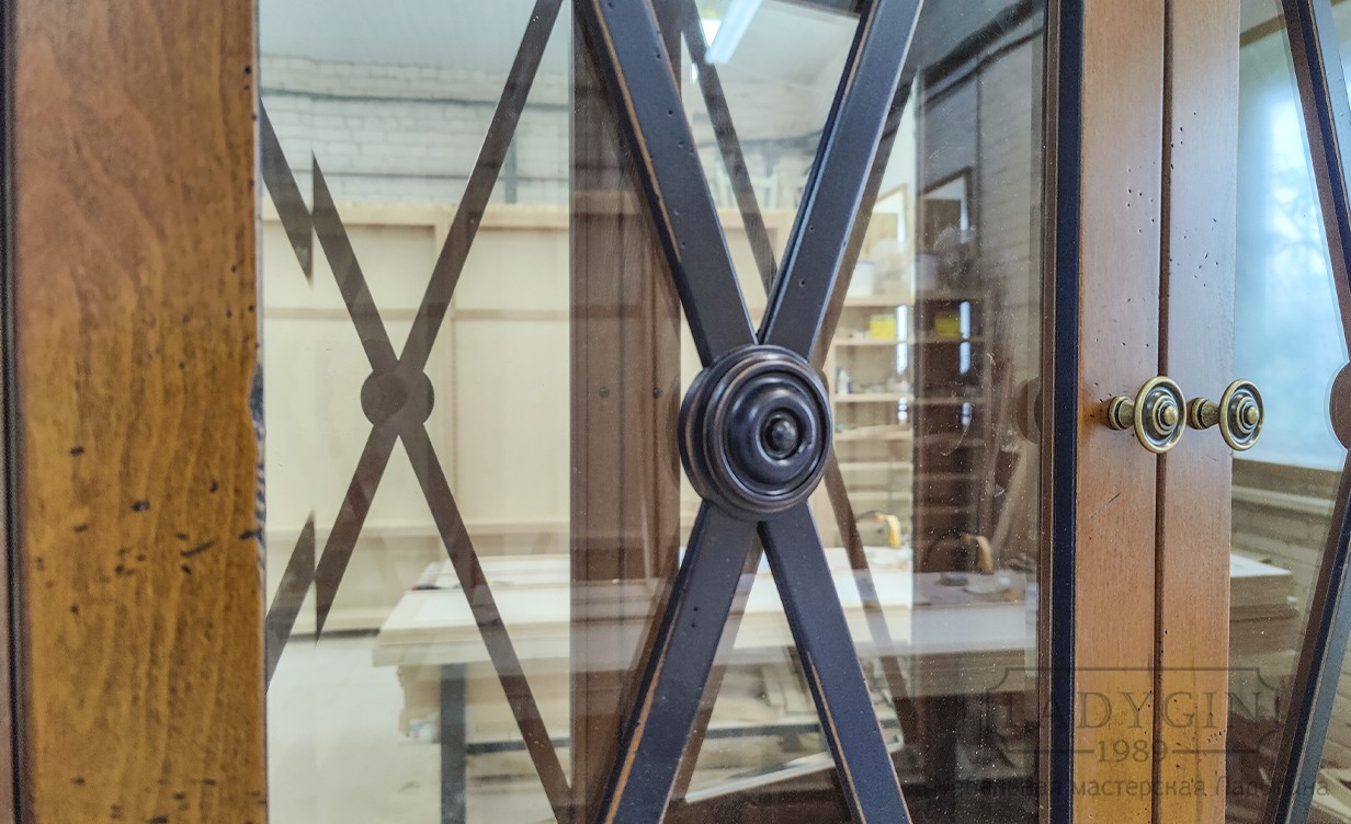 Перекрестия деревянной витрины-бара во французском стиле с подсветкой и стеклянными дверками на ножках фото