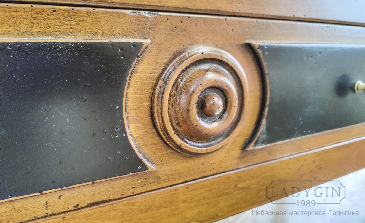 Резной элемент деревянной витрины-бара во французском стиле с подсветкой и стеклянными дверками на ножках фото