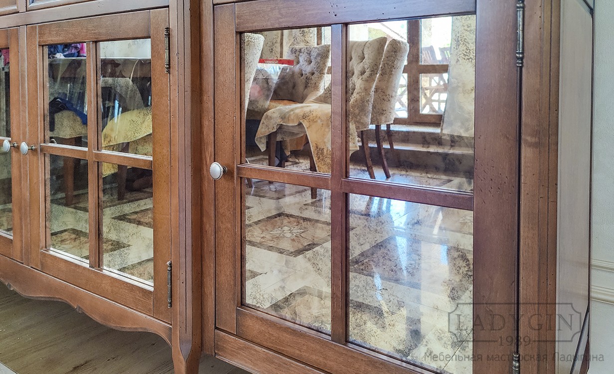 Зеркальные дверки пятистворчатого деревянного комода с перепадом по глубине в стиле прованс с 5 ящиками фото