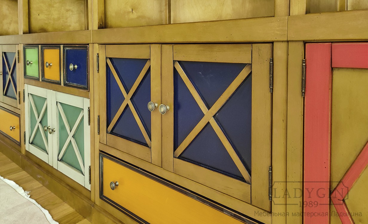 Перекрестия на дверках большого деревянного стеллажа-горки во французском стиле для детской фото