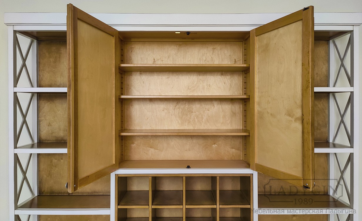 Переставные полки белого шкафа-стеллажа из дерева в классическом стиле для детской комнаты фото