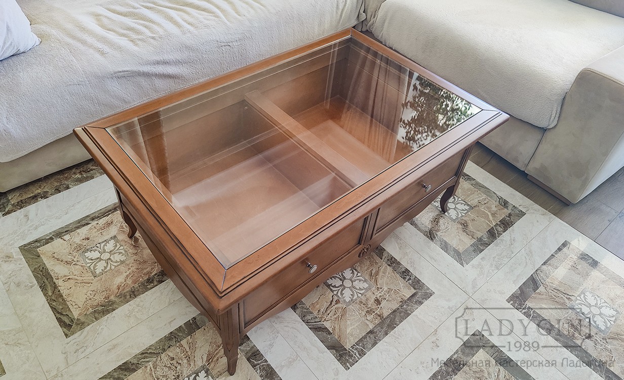 Стеклянная столешница деревянного журнального стола классический стиль с 2 ящиками фото