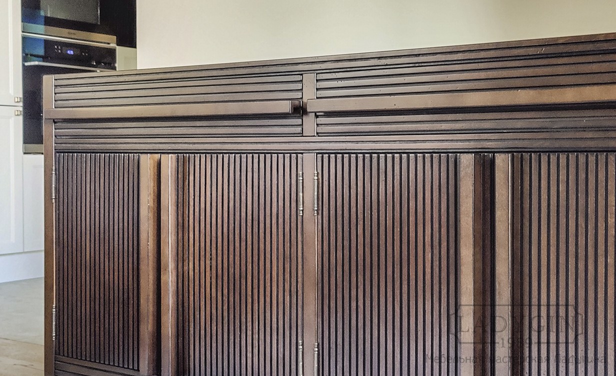 Фронтальная сторона комода из деревянных реек в стиле 50-х с 2 ящиками на ножках фото