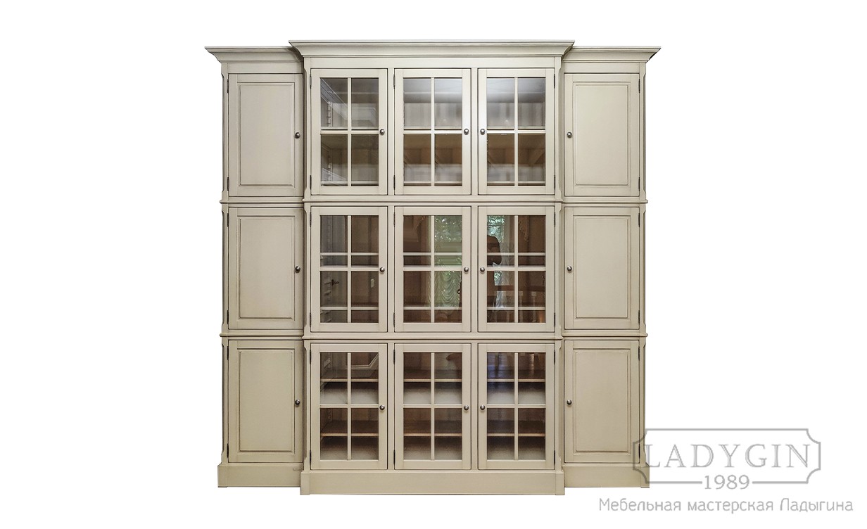 Белая многосекционная библиотека со стеклянными дверками в классическом стиле фото