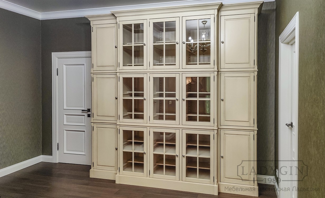 Белая многосекционная библиотека со стеклянными дверками классический стиль в интерьере фото