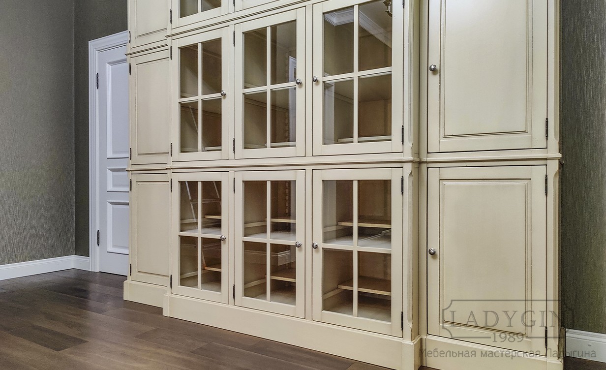 Белая деревянная многосекционная библиотека со стеклянными дверками классический стиль в интерьере фото