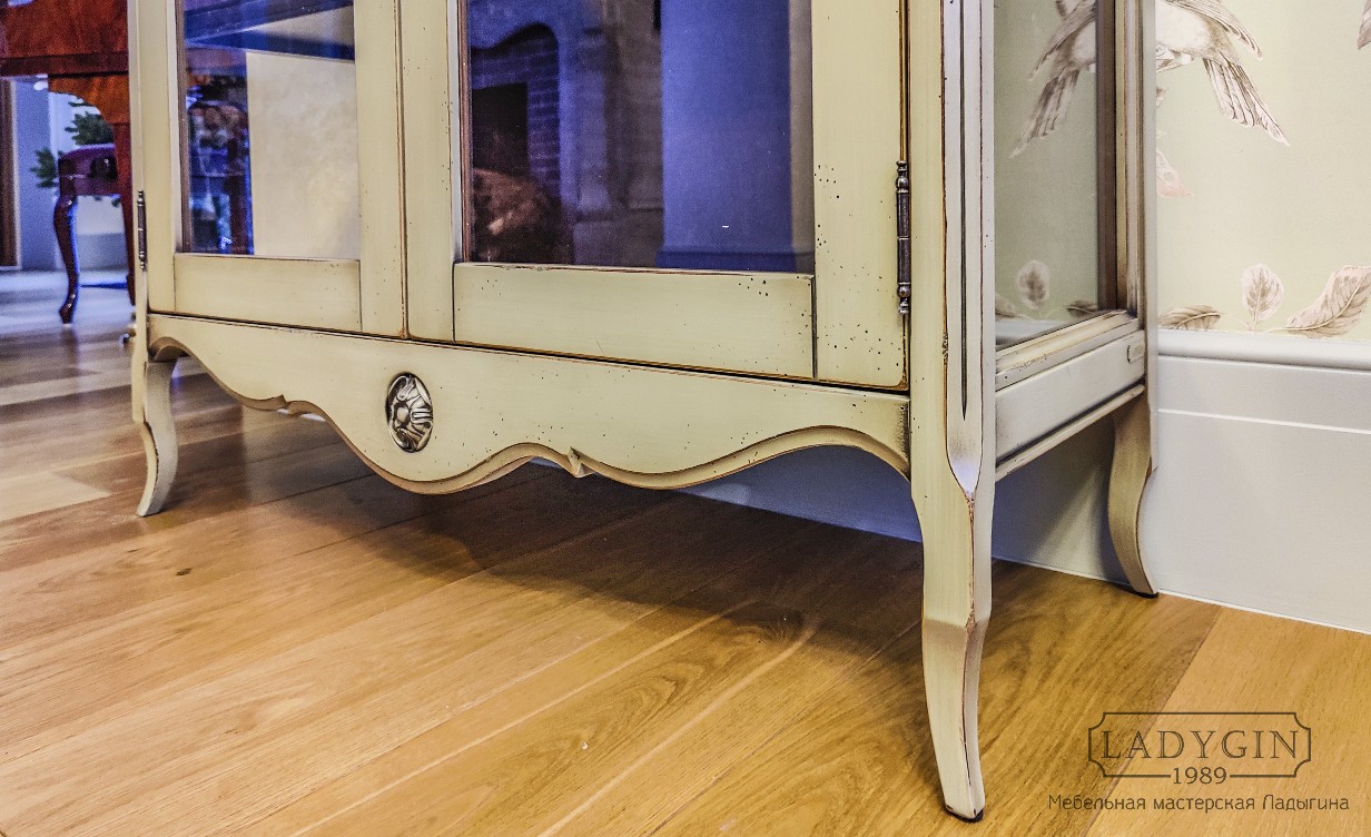 Ножки белой витрины из массива со стеклянными дверками в классическом стиле высотой 150 см фото