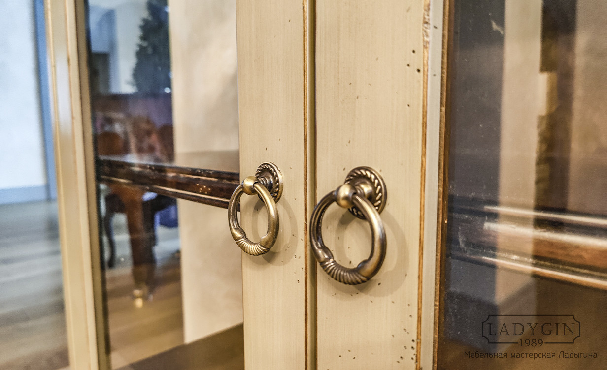 Ручки-кольца белой витрины из массива со стеклянными дверками в классическом стиле высотой 150 см фото