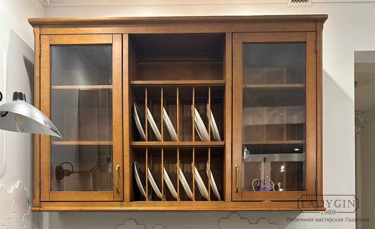 Навесной деревянный шкафчик с посудой и стеклянными дверками в классическом стиле фото