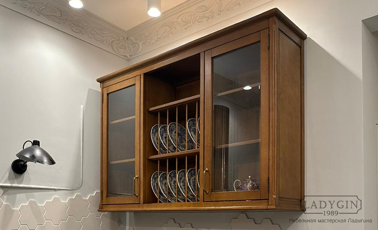 Навесной деревянный шкафчик для посуды со стеклянными дверками в классическом стиле в интерьере кухни фото