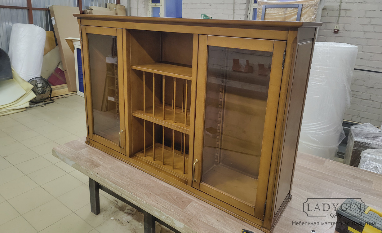 Деревянный навесной шкафчик для посуды со стеклянными дверками в классическом стиле фото