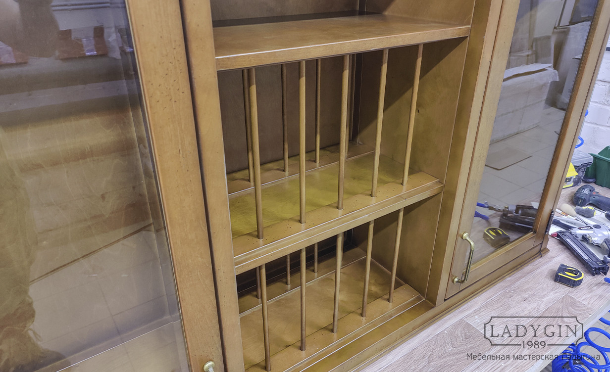Перегородки для тарелок деревянного навесного шкафчика со стеклянными дверками в классическом стиле фото
