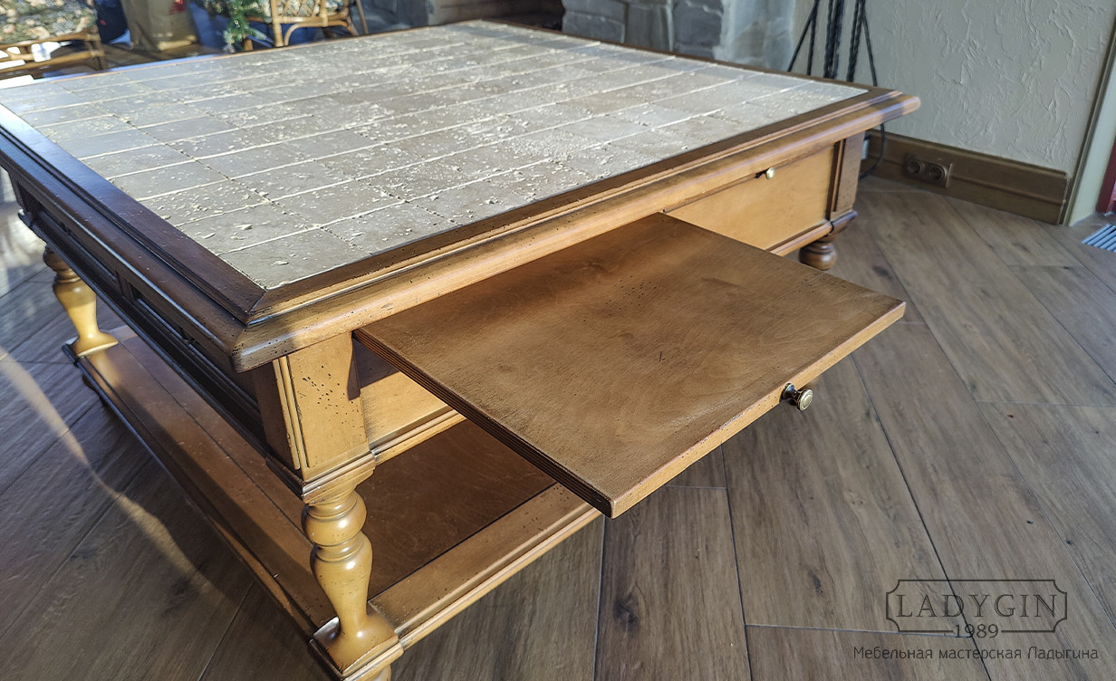 Выдвижной столик журнального стола из массива со столешницей из плитки классический стиль фото