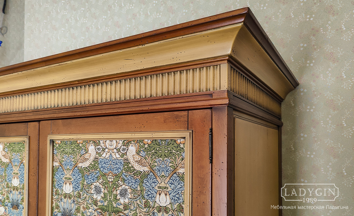 Карниз деревянного платяного шкафа со вставками из ткани на дверках стиль прованс фото