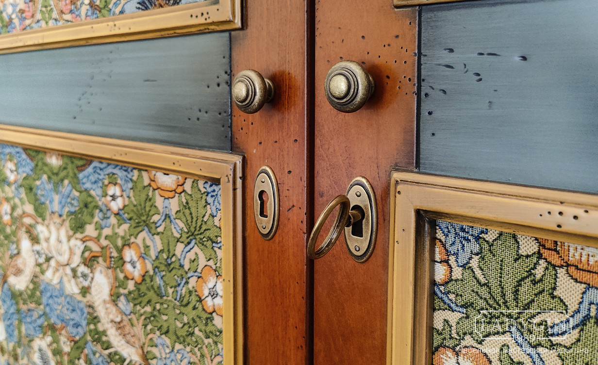 Ручки и замок деревянного платяного шкафа со вставками из ткани на дверках стиль прованс фото