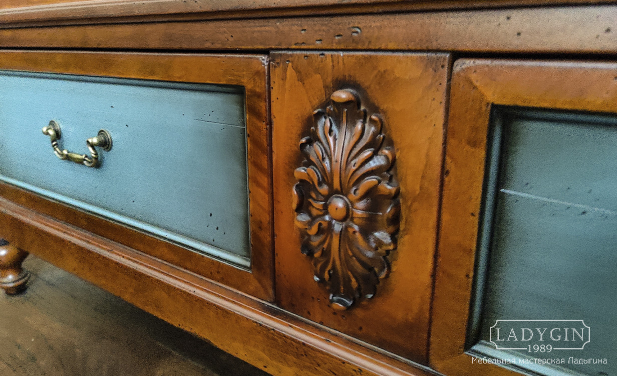 Резной элемент деревянного платяного шкафа со вставками из ткани на дверках стиль прованс фото