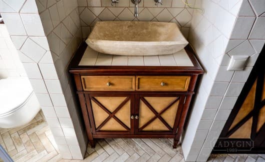 Тумба под раковину во французском стиле с деревянной столешницей со вклеенной плиткой в интерьере ванной фото
