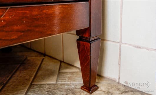 Прямые резные ножки тумбы под раковину во французском стиле с деревянной столешницей со вклеенной плиткой фото
