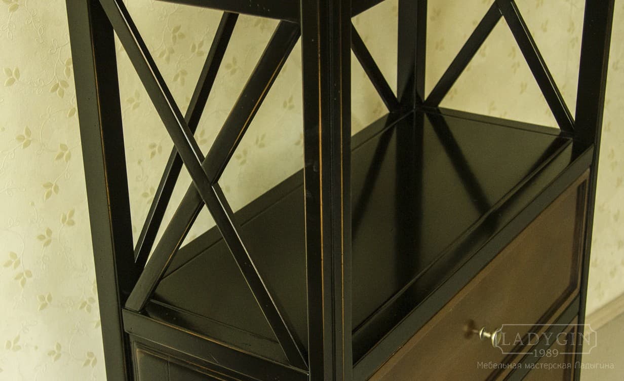 Полка чёрной деревянной этажерки в классическом французском стиле с 3 ящиками фото