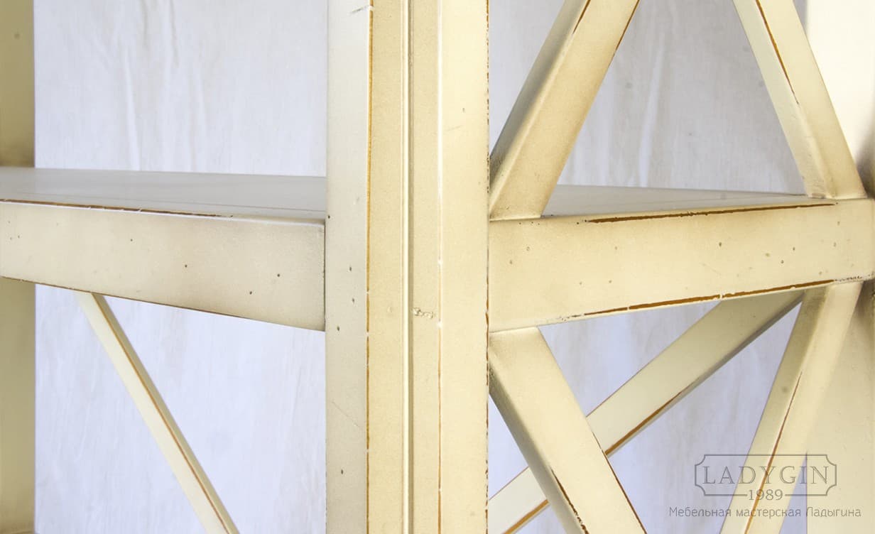 Полка белой широкой четырёхъярусной этажерки из массива дерева во французском стиле фото