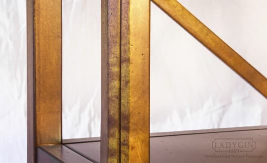 Отделка широкой деревянной трехъярусной этажерки во французском стиле фото