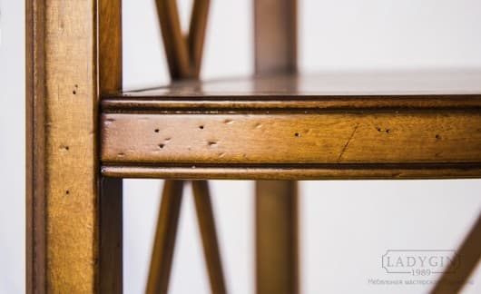Отделка коричневой угловой трехуровневой этажерки в французском стиле фото