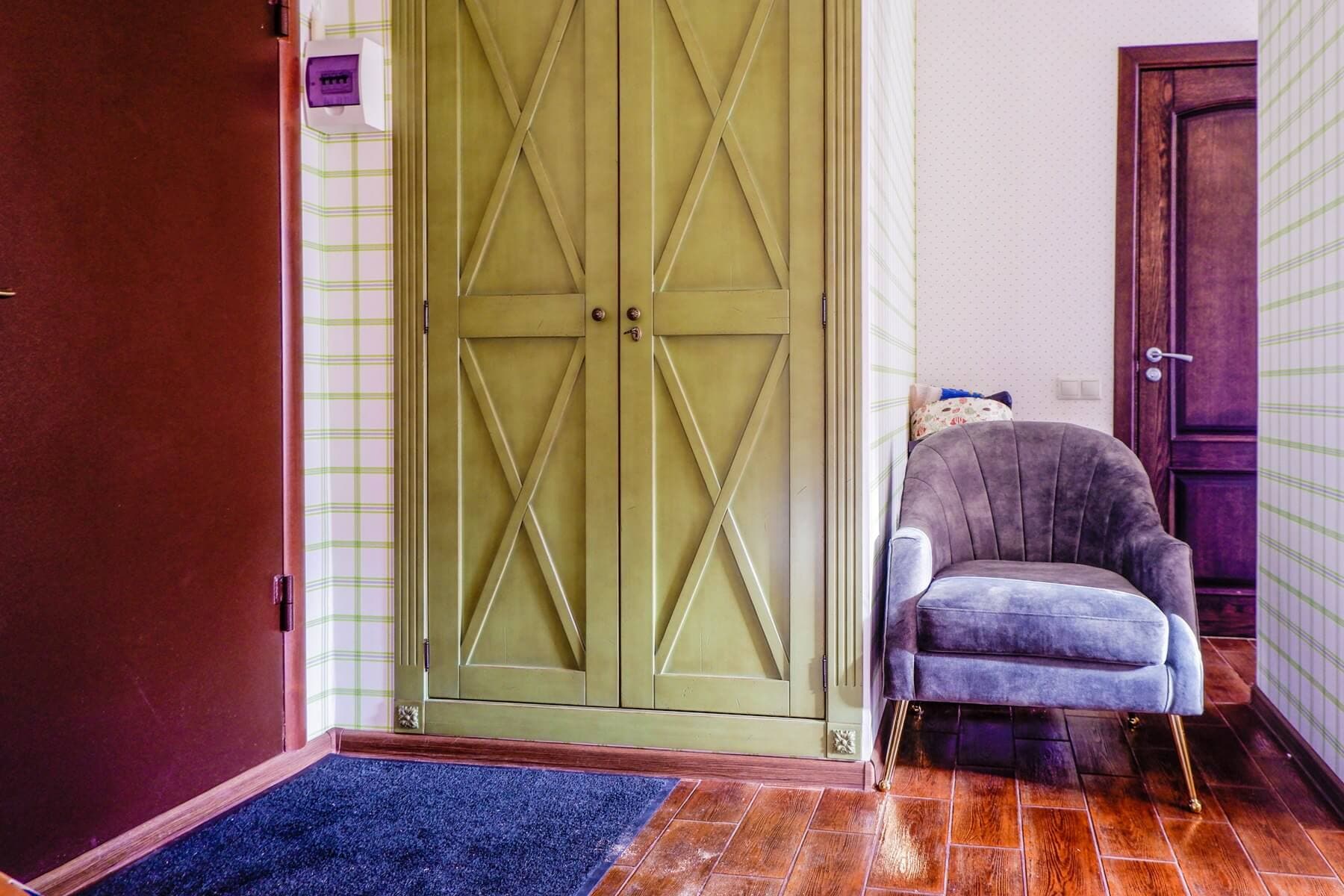 Шкаф зеленый в коридоре с дверью