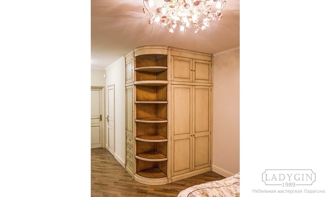 Встроенный шкаф с внешним радиусным углом для гостиной в стиле Прованс на заказ