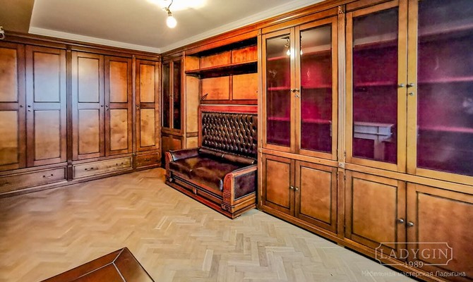 Комплект шкафов с нишей для софы в кабинет в классическом стиле на заказ