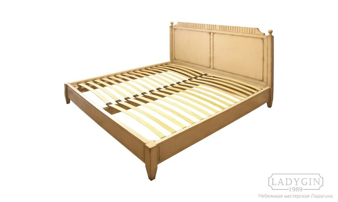 Винтажная двуспальная кровать из дерева с высоким изголовьем на заказ
