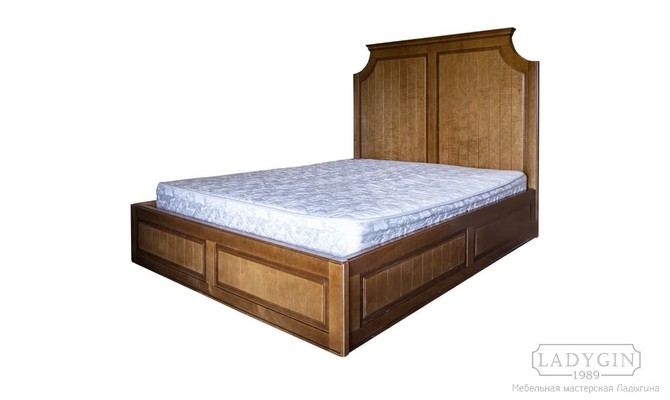 Двуспальная деревянная кровать с высоким изголовьем в стиле прованс на заказ