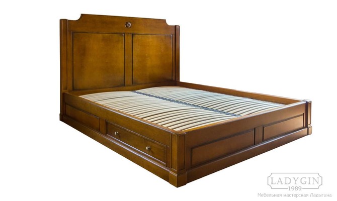 Двуспальная кровать из массива дерева с ящиками и высоким изголовьем на заказ