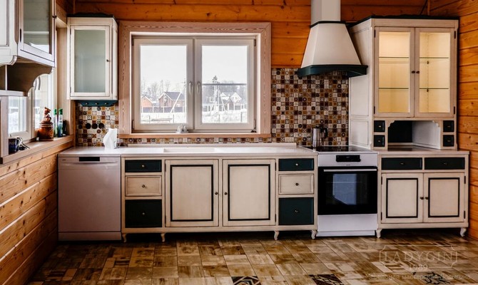 Кухонный гарнитур из дерева со столешницей из искусственного камня на заказ