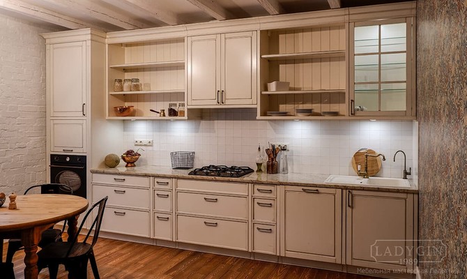 Кухонный гарнитур из дерева с направляющими и доводчиками в стиле прованс на заказ