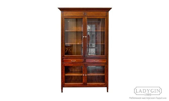 Закрытая библиотека со стеклянными дверками в классическом стиле на заказ