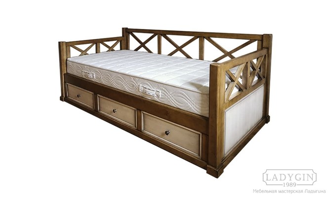 Кровать деревянная односпальная из массива ольхи с выкатным ящиком на заказ