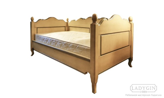 Кровать-кушетка односпальная со съёмной спинкой из массива дерева на заказ