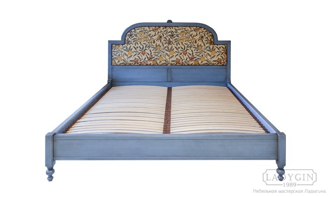 Двуспальная кровать из дерева с мягким тканевым изголовьем на заказ