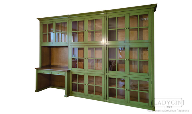 Библиотека со стеклянными дверцами и рабочим местом в классическом стиле на заказ