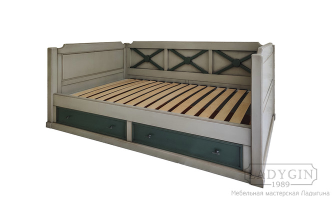 Деревянная кровать-софа с 2 выдвижными ящиками на направляющих в стиле прованс на заказ