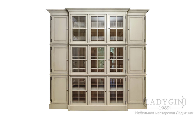 Многосекционная библиотека из дерева со стеклянными дверками в классическом французском стиле на заказ